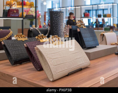 Sistemazione di borsette sui display in dal grande magazzino Selfridges, London, England, Regno Unito Foto Stock
