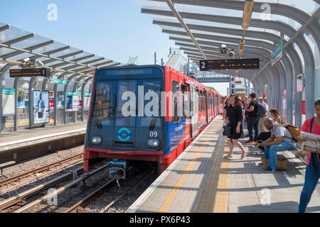 Docklands Light Railway (DLR) treno in Royal Victoria Station di Londra, Inghilterra, Regno Unito Foto Stock