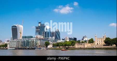 City of London Skyline con la Torre di Londra e al Fiume Tamigi, London, England, Regno Unito Foto Stock