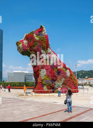 Cucciolo, un fiore arte scultura di Jeff Koons a Bilbao, Spagna, Europa Foto Stock