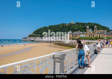 San Sebastián, Spagna - turisti sulla spiaggia e sul lungomare di la Concha Bay, Donostia, nei Paesi Baschi, Europa Foto Stock
