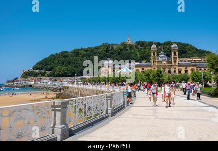 La Concha Bay, i turisti a piedi lungo la passeggiata di San Sebastian Donostia, nei Paesi Baschi, Spagna, Europa Foto Stock