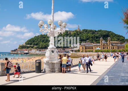 San Sebastian, Spagna, la Concha Bay - turisti che camminano sul lungomare, Spagna, Europa in estate Foto Stock