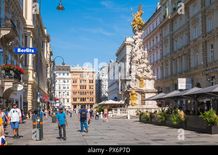Scena di strada e la Pestsaule in Graben, strada dello shopping nel centro di Vienna, Austria, Europa Foto Stock