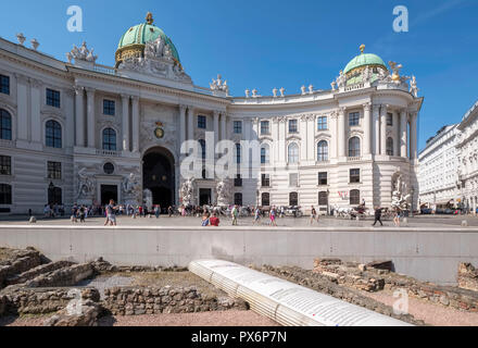 Vienna, Austria - mura della città vecchia di fronte al Palazzo Imperiale di Hofburg, Europa Foto Stock
