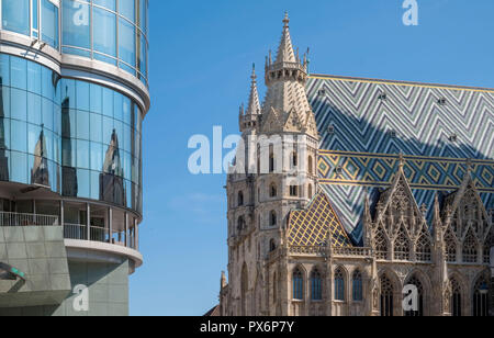 La cattedrale di Santo Stefano e il nuovo edificio per uffici di Vienna, Austria, Europa Foto Stock
