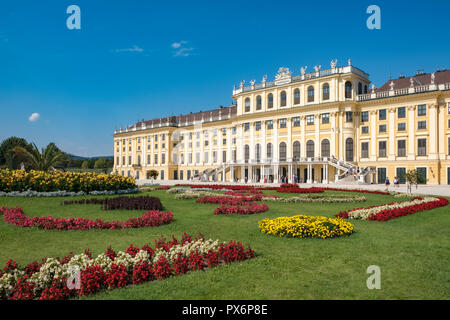 Palazzo di Schonbrunn e giardini paesaggistici, Vienna, Austria, Europa Foto Stock
