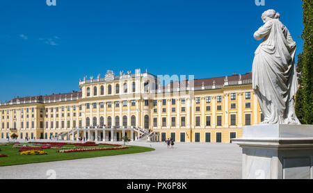 Palazzo di Schonbrunn e giardini paesaggistici, Vienna, Austria, Europa Foto Stock