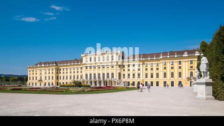 Vienna, Austria - Palazzo Schonbrunn e giardini paesaggistici, Vienna con turisti in estate Foto Stock