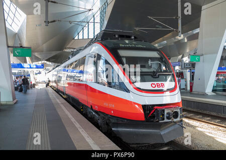 Un OBB treno nella nuova stazione ferroviaria principale, Vienna, Austria, Europa Foto Stock