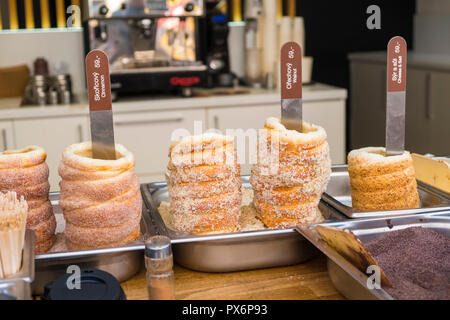 Trdelnik (ciambelle ceche) in vendita a Brno, Repubblica Ceca, Europa Foto Stock