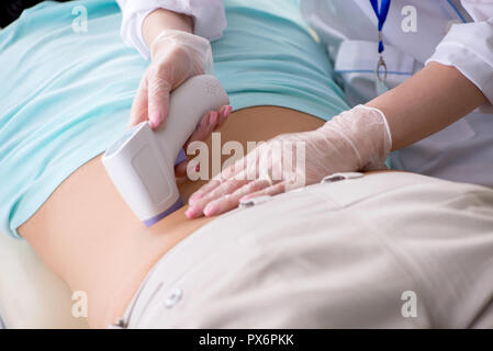 Giovane uomo visitando radiologyst per procedura di ultrasuoni Foto Stock