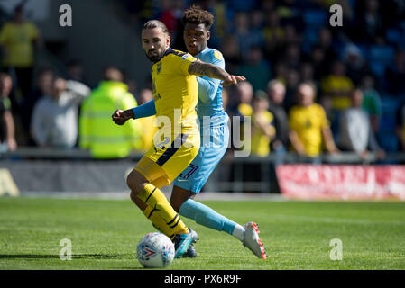 Ricky Holmes (in prestito da Sheffield Regno) di Oxford United & Dujon Sterling (in prestito dal Chelsea) di Coventry City durante la scommessa del Cielo lega 1 mat Foto Stock