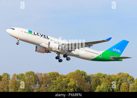 Parigi/Francia Ottobre 9, 2018: Airbus A330 dal livello in atterraggio a aeroporto di Parigi. Foto Stock