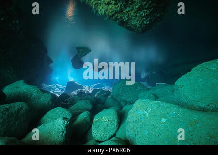 Rocce sott'acqua all'interno di una grotta poco profonda nel mare Mediterraneo, luce naturale, Costa Brava, Spagna Foto Stock