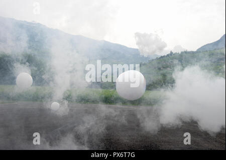 La Svizzera, Wallis, artificiale bianco bolle di aria dalla macchina di bolle Foto Stock