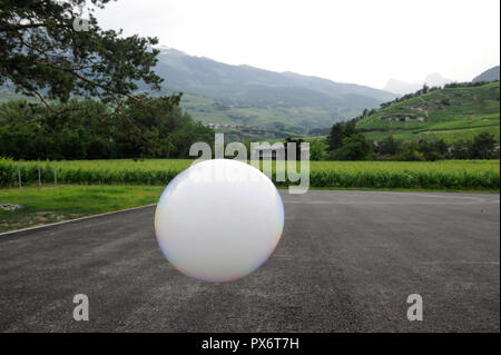 La Svizzera, Wallis, artificiale bianco bolle di aria dalla macchina di bolle Foto Stock