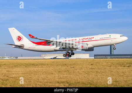 Parigi/Francia Ottobre 9, 2018: Airbus A330 da Aor Alegerie atterraggio all aeroporto di Parigi. Foto Stock