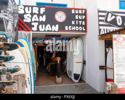 Lanzarote, Spagna - 31 Maggio 2017: surfshop nel villaggio di Famara Foto Stock