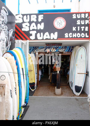 Lanzarote, Spagna - 31 Maggio 2017: surfshop nel villaggio di Famara Foto Stock