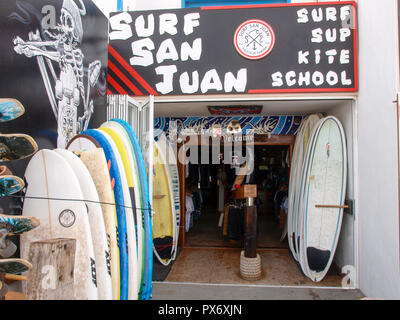 Lanzarote, Spagna - 31 Maggio 2017: surfshop nel villaggio di Famara Foto Stock