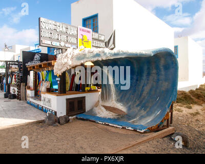 Lanzarote, Spagna - 31 Maggio 2017: surfshop nel villaggio di Famara Foto Stock