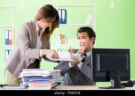 Dipendente di uomo che soffre di un eccessivo lavoro Foto Stock