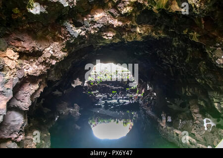 Lanzarote, Spagna - 2 Giugno 2018: Cueva de los Verdes, visita al canale di lava Foto Stock