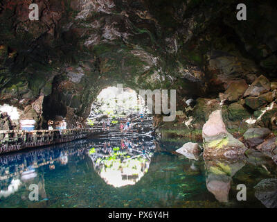 Lanzarote, Spagna - 2 Giugno 2018: Cueva de los Verdes, visita al canale di lava Foto Stock