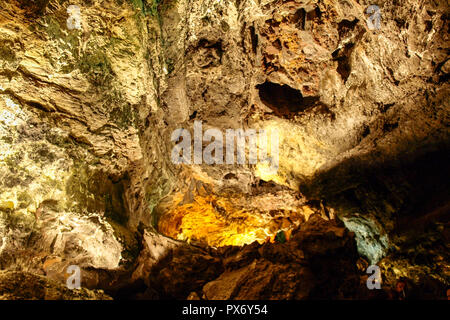 Lanzarote, Spagna - 2 Giugno 2018: Cueva de los Verdes, visita al canale di lava Foto Stock