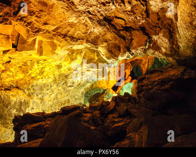 Lanzarote, Spagna - 2 Giugno 2018: Cueva de los Verdes, visita al canale di lava Foto Stock