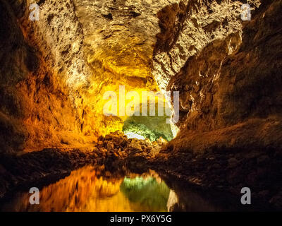 Lanzarote, Spagna - 2 Giugno 2018: Cueva de los Verdes, visita al canale di lava Foto Stock
