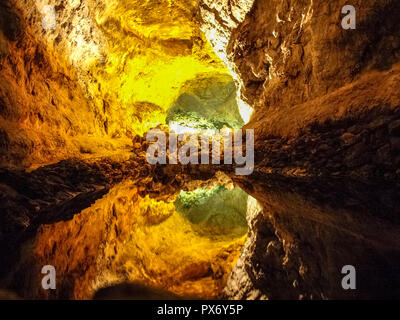 Lanzarote, Spagna - 2 Giugno 2018: Cueva de los Verdes, visita al canale di lava Foto Stock