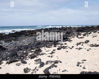 Lanzarote, Spagna - 2 Giugno 2017: Lanzarote, Spagna - 2 Giugno 2018: Caleta del Mojón Blanco, sabbia bianca e rocce laviche Foto Stock