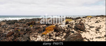 Lanzarote, Spagna - 2 Giugno 2017: Lanzarote, Spagna - 2 Giugno 2018: Caleta del Mojón Blanco, sabbia bianca e rocce laviche Foto Stock