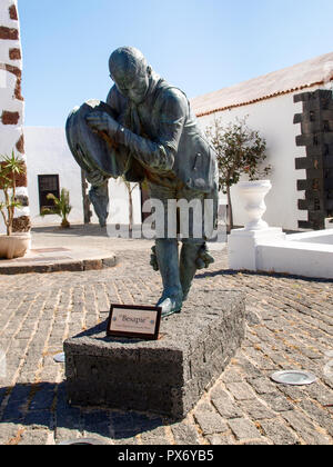 Lanzarote, Spagna - 3 Giugno 2017: Besapie scultura dedicata a un gruppo locale Foto Stock