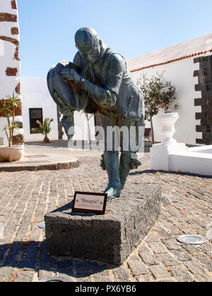 Lanzarote, Spagna - 3 Giugno 2017: Besapie scultura dedicata a un gruppo locale Foto Stock