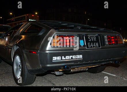 DeLorean DMC-12 auto sportiva parcheggiato di notte su Leith Walk, Edimburgo, Scozia, Regno Unito Foto Stock