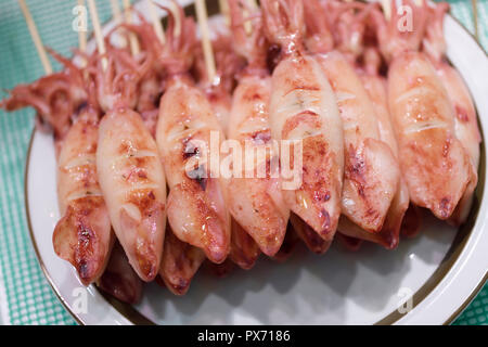 Ikayaki, calamari alla griglia spiedini, Giapponese street food, a Nishiki mercato alimentare di stallo in Kyoto, Giappone Foto Stock