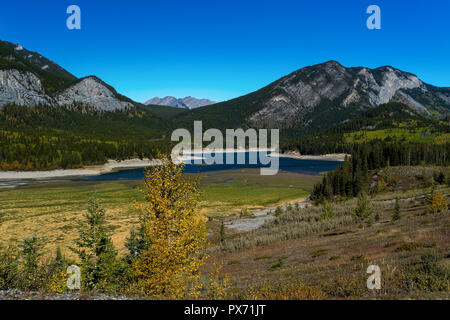 Spettacolare scenario autunnale a Kananaskis Country, Alberta, Canada. Foto Stock