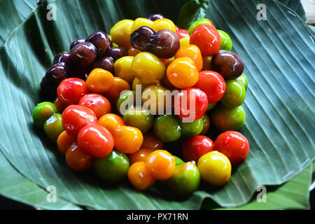 Eliminabili imitazione dei frutti (Kanom guardare Choup) - questo dessert, molte persone pensano di varie specie di frutti colorati. Delerable imitazione dei frutti è su Foto Stock