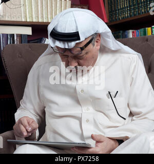 Ritratto di - Washington Post - Arabia giornalista Jamal Khashoggi nella sua casa di Jeddah, Arabia Saudita - 13 Gen 2016 Foto Stock