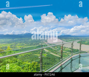 Soft focus skywalk tailandese, il bellissimo cielo e cloud a fiume Mekong, confine internazionale tra il quartiere Sangkhom Nong Khai Provincia, Thailandia e Foto Stock