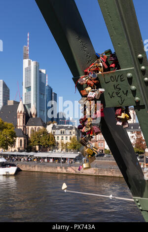 Francoforte, Germania, Ottobre 14th. 2018 - ponte pedonale sul fiume Main con amore i lucchetti e skyline al di fuori della messa a fuoco in background. Foto Stock