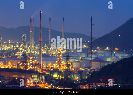 Il gas naturale dei serbatoi di stoccaggio e serbatoio olio in impianto industriale al crepuscolo Foto Stock