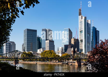 Francoforte, Germania, Ottobre 10th. 2018 - Frankfurt, Germania, vista sul fiume principale e il ponte pedestians Eisener Steg per lo skyline di una summe Foto Stock