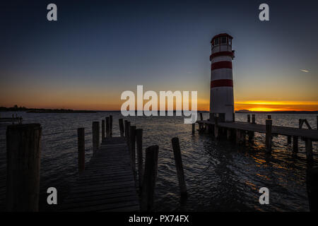 Bellissimo tramonto colorato sopra il lago di Neusiedl con Podersdorf lighthouse, Austria Foto Stock