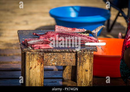 Tonno fresco bistecca sul tavolo del mercato africano sul Cabeço Verde, Sal Foto Stock