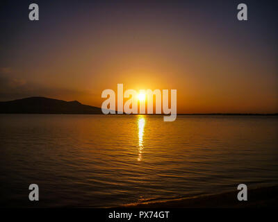 Scenic dark Sunset over Palava, piena di blu, rosso e giallo e viola sul lago di Nove Mlyny vicino Sakvice Foto Stock