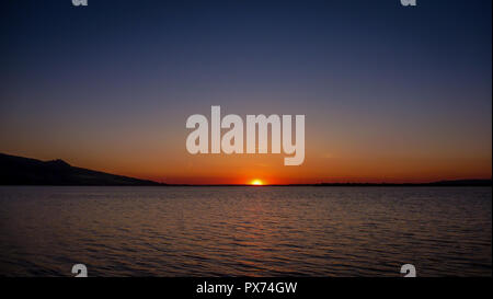 Scenic dark Sunset over Palava, piena di blu, rosso e giallo e viola sul lago di Nove Mlyny vicino Sakvice Foto Stock